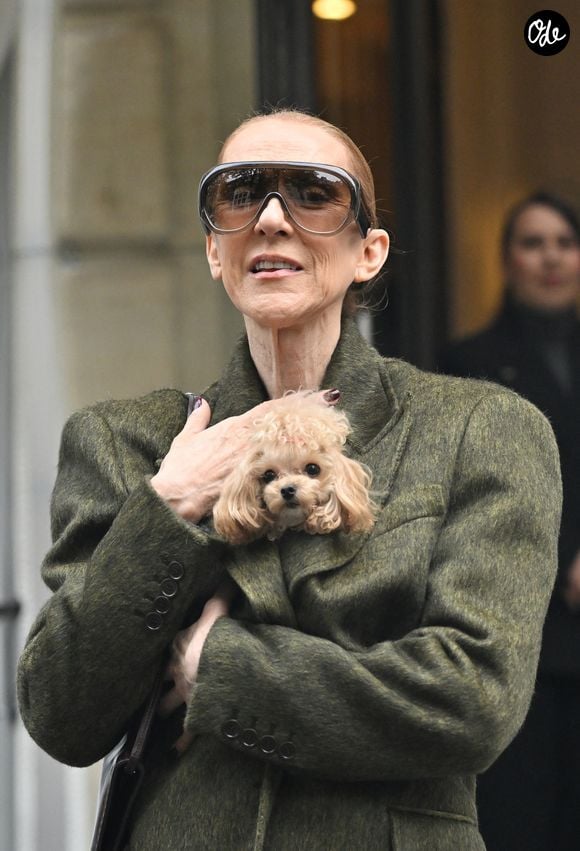 Céline Dion quitte l'hôtel "Royal Monceau" avec ses fils Nelson et Eddy et son chien après sa série de concerts à Paris le 19 octobre 2026. 

© Christian Liewig / Bestimage