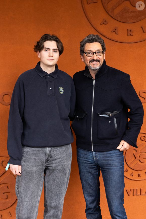 C’est à 28 ans qu’il a eu son premier enfant, mais il affirme qu’il aurait "pu l’avoir plus tôt".

Victor Foenkinos et David Foenkinos au village pendant les Internationaux de France 2025 à Roland Garros le 28 mai 2025 à Paris, France. Photo by Nasser Berzane/ABACAPRESS.COM
