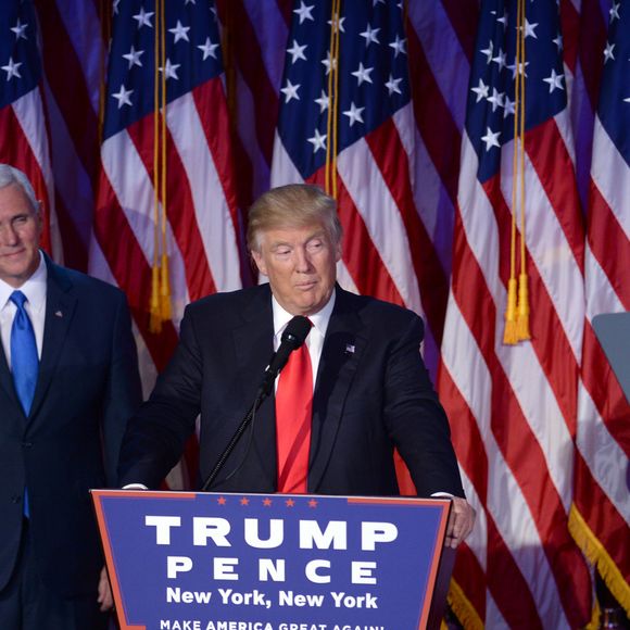 Donald Trump avec son fils Barron et Mike Pence lors de son discours au Hilton New York après son élection à la présidence des Etats-Unis. New York, le 9 novembre 2016.