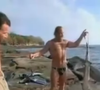 En 2004, le candidat, roi de la survie, avait notamment pêché un requin au collet...

Raphaël avait marqué le jeu d'aventure en pêchant un requin à main nue. Capture TF1.