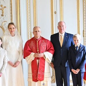 Le Pape Léon XIV pose au Palais Princier avec le Prince Albert II de Monaco, la Princesse Charlène, le Prince Jacques et la Princesse Gabriella - Visite historique du Pape Léon XIV à Monaco le 28 mars 2026. Photo by Bruno Bebert/Pool/ABACAPRESS.COM