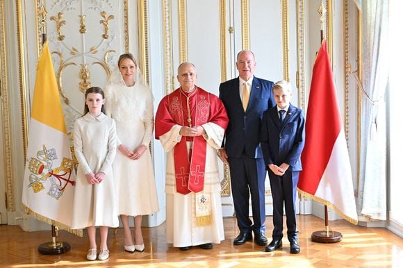 Le Pape Léon XIV pose au Palais Princier avec le Prince Albert II de Monaco, la Princesse Charlène, le Prince Jacques et la Princesse Gabriella - Visite historique du Pape Léon XIV à Monaco le 28 mars 2026. Photo by Bruno Bebert/Pool/ABACAPRESS.COM