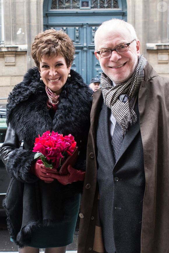 Catherine Laborde a epouse son compagnon de longue date Thomas Stern, publicitaire, samedi 9 novembre 2013 a la mairie du 2e arrondissement de Paris, en presence de ses amis les plus proches. AGENCE / BESTIMAGE