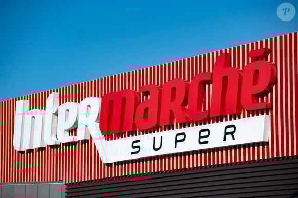Photo d'archives du 5 janvier 2023. Supermarché Intermarché : Logo Intermarche Super - Le groupe Les Mousquetaires/Intermarché devrait recruter 6 à 7 000 personnes d'ici 2025, a annoncé son président Thierry Cotillard sur franceinfo jeudi 9 janvier. Photo by Delmarty J/ANDBZ/ABACAPRESS.COM
