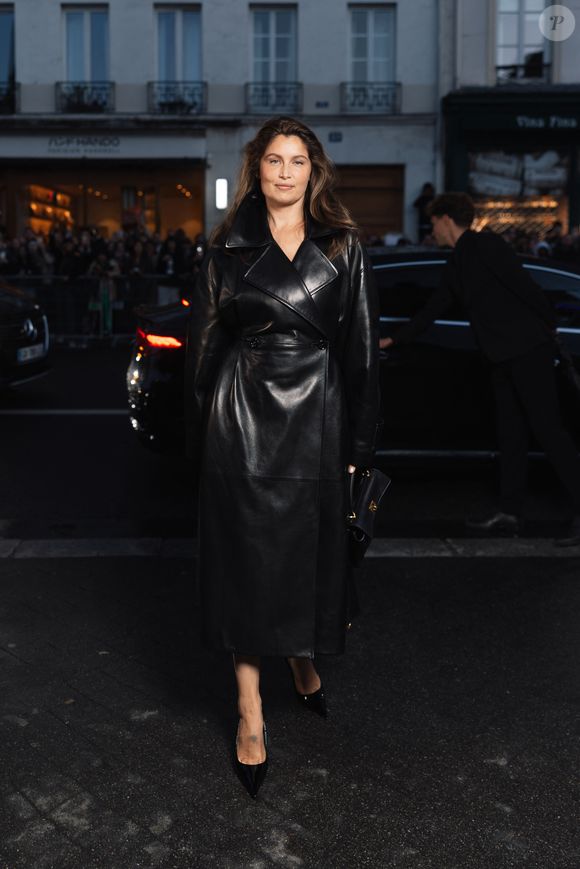 Laetitia Casta au défilé Balenciaga Collection Femme Prêt-à-Porter Printemps/Eté 2026 lors de la Fashion Week de Paris (PFW), au centre Laennec, à Paris, France, le 4 octobre 2025. © Tiziano Da Silva pour Balenciaga/Bestimage