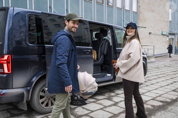 La princesse Sofia, le prince Carl Philip et leur fille quittent l'hôpital Danderyds près de Stockholm, en Suède le 8 février 2025. Photo par Dana Press / Bestimage