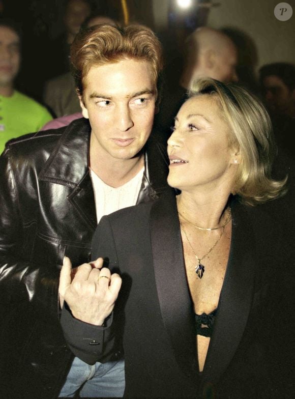 "Quand j’ai eu Ludo, je voulais sortir mon gamin. Je voulais l’emmener au jardin d’acclimatation. Je mettais une perruque brune, des lunettes... J’étais quelqu’un de complètement différent" a raconté la mère du regretté Ludovic Chancel.

Photo d'archives de la chanteuse Sheila et son fils Ludovic Chancel à Paris, France, le 12 janvier 1998. La chanteuse Sheila a annoncé, par l'intermédiaire de son manager, le décès de son fils Ludovic Chancel à l'âge de 42 ans, dans un communiqué publié le 8 juillet. Photo by Vim/ABACAPRESS.COM