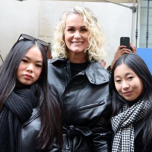 Laeticia Hallyday et ses deux filles Jade et Joy ont connu des jours meilleurs...

Laeticia Hallyday, ses filles Joy et Jade lors de l'inauguration d'une plaque commémorative en hommage à Johnny Hallyday devant l'immeuble où le chanteur français a grandi dans le 9ème arrondissement de Paris, France.© Dominique Jacovides/Bestimage