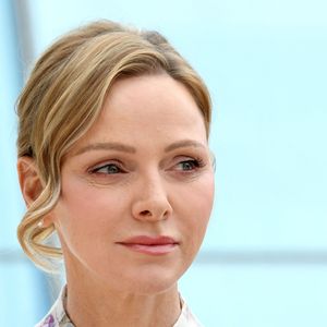 Son look évoquait parfaitement le retour du printemps.

Le Prince Albert II de Monaco, la princesse Charlene de Monaco et la princesse Akiko de Mikasa du Japon, ont célébré les 20 ans de relations diplomatiques entre le Japon et Monaco, sur le parvis du Grimaldi Forum, près du jardin japonais. © Bruno Bebert/Bestimage