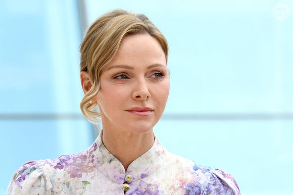 Son look évoquait parfaitement le retour du printemps.

Le Prince Albert II de Monaco, la princesse Charlene de Monaco et la princesse Akiko de Mikasa du Japon, ont célébré les 20 ans de relations diplomatiques entre le Japon et Monaco, sur le parvis du Grimaldi Forum, près du jardin japonais. © Bruno Bebert/Bestimage