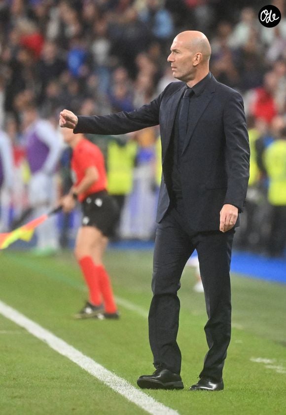 L'époux de Véronique s'est livré à de rares confidences sur sa vie de famille "pleine" et sur son astuce imparable pour capter l'attention de ses fils à l'adolescence. 

Zinédine Zidane lors du match de football de la Ligue des nations de l'UEFA opposant la France à l'Italie (1-1) au Stade de France à Saint-Denis, France, le 2 octobre 2026. © Christian Liewig/Bestimage