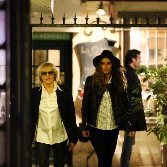 No credit - Bi - no web - Nathalie Delon, Alyson Le Borges - Sorties du restaurant - Alain Delon en famille pour fêter ses 80 ans au restaurant La Corte, rue du faubourg St-Honoré à Paris le 7 novembre 2015. L'acteur était entouré de son ex femme Nathalie Delon, de ses enfants Anthony Delon , accompagné de ses 3 filles Loup et Liv et Alsyon Le Borges, de sa fille Anouchka Delon et de son fils Alain-Fabien Delon.