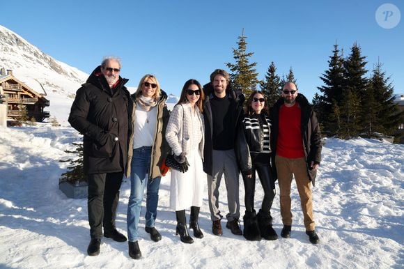 Les membres du jury, Gustave Kervern, Noëmie Saglio, Elsa Zylberstein, Tom Leeb, Izia Higelin et Ken Scott - Personnalités dans le cadre de la 28ème édition du Festival international du film de comédie de l'Alpe d'Huez le 17 janvier 2025. © Dominique Jacovides / Bestimage