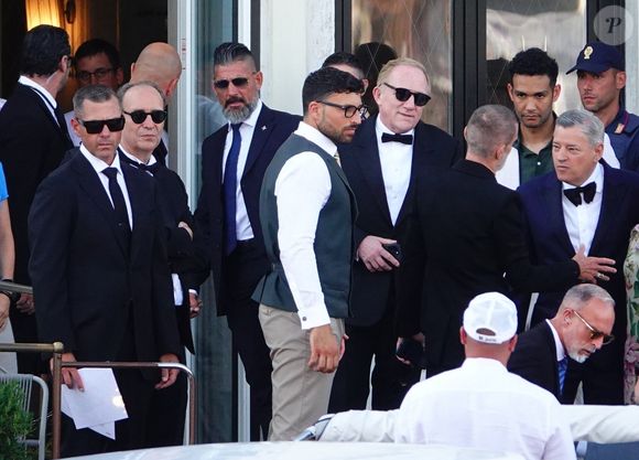 Arrivés ensemble, les deux hommes d'affaires français ont embarqué dans le même bateau pour se rendre à la cérémonie qui compte près de 200 invités.

Francois Pinault et Xavier Niel arrivent au mariage à San Giorgio, Venise, de Jeff Bezos et Lauren Sanchez. Le 27 juin 2025. @Backgrid UK/ Bestimage