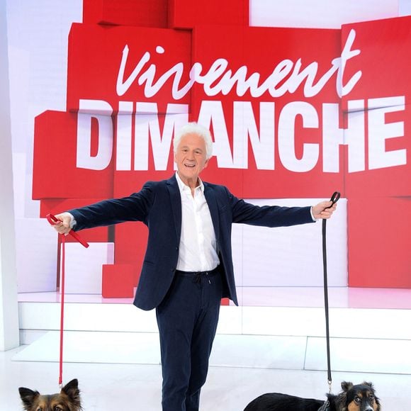 Gérard Lenorman , son chien Tilou et la chienne de Michel Drucker Isia - Enregistrement de l'émission "Vivement Dimanche" présentée par M.Drucker et diffusée le 30 janvier sur France 2. Le 21 janvier 2022 ©Guillaume Gaffiot / Bestimage