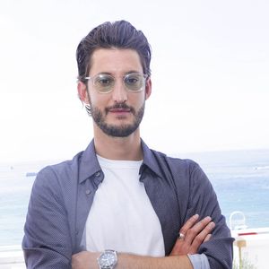 Pierre Niney, qui était récemment nommé dans la catégorie Meilleur acteur pour le film "Le Comte de Monte-Cristo" aux César, souffle sa 36ème bougie ce jeudi 

Exclusif - Pierre Niney - Interview de Pierre Niney par A.Trapenard pour Brut, lors du 75ème Festival International du Film de Cannes, France. © Jack Tribeca/Bestimage