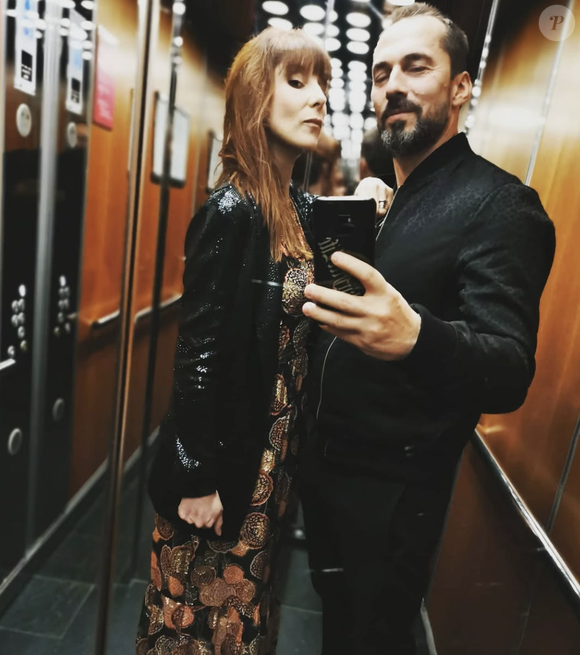 "On a recréé une ambiance de fête foraine dans un immense parc. Et tous les gens qui ont été conviés ont joué, se sont déguisés, ont fait de la musique, il y avait des ateliers, il y avait un joueur de cornemuse, il y avait un feu d'artifice... C'était un moment vraiment hors du temps".

Franck Monsigny et sa femme Magalie Genoud sur Instagram