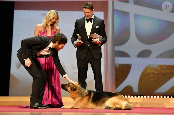 Julie Taton, Niv Majar, John Reardon et le chien Diesel Vom Burgimwald - Cérémonie de remise des prix lors de la soirée de clôture du 59ème Festival de Télévision de Monte Carlo au Grimaldi Forum à Monaco, le 18 juin 2019. © Bruno Bebert/Bestimage