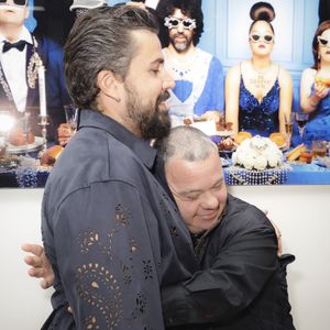 Et ça, ça n'était pas forcément du goût de tout le monde, sur le tournage d'"Un p'tit truc en plus"... Dans le dernier numéro d'"Ici Paris", Arnaud Toupense raconte en effet que son idole n'était pas forcément celle de tous ses camarades de jeu, pendant le tournage.

Artus et Arnaud Toupense, lors de la présentation de l'œuvre "No Judgement here" de Philippe Shangti avec l'équipe du film "Un p'tit truc en plus" au studio Harcourt à Paris le 4 juin 2025. © Jack Tribeca / Bestimage