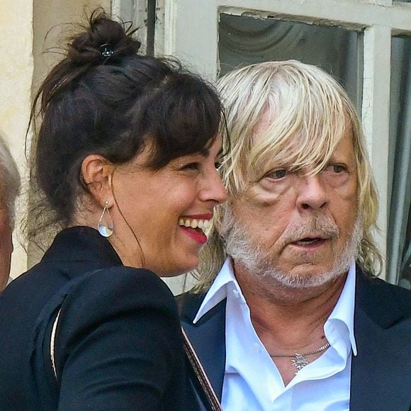 Le chanteur Renaud (Renaud Séchan) et sa compagne Cerise (de son vrai prénom Christine) - Mariage d'Hugues Aufray et de Murielle Mégevand à la mairie de Marly-Le Roy, France, le 2 septembre 2023.