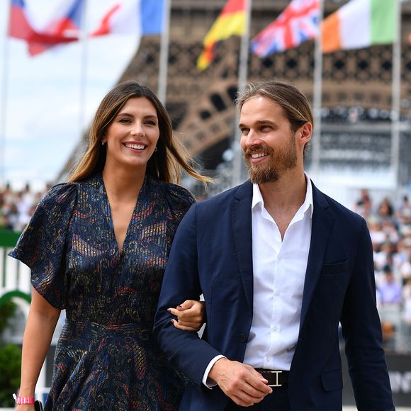 Camille Cerf, miss France 2015 et ambassadrice LPEJ 2022 et son compagnon Théo Fleury - Reconnaissance des invités people du prix Saint Laurent Eiffel Challenge lors du "Longines Paris Eiffel Jumping" au Champ de Mars à Paris le 26 juin 2022. Photo par Gorassini / Perusseau / Tribeca / Bestimage