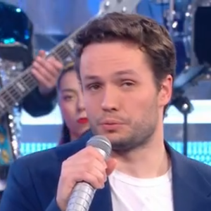 Et de façon atypique
Raphaël, Maestro de N'oubliez pas les paroles - capture d'écran France 2