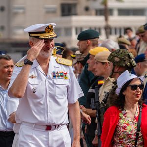 Le roi Felipe VI d'Espagne assiste à une démonstration dynamique dans le cadre des événements de la "Journée des forces armées 2025", à la plage d'Alcaravaneras,à Las Palmas de Gran Canaria le 6 juin 2025. Europa Press / Bestimage