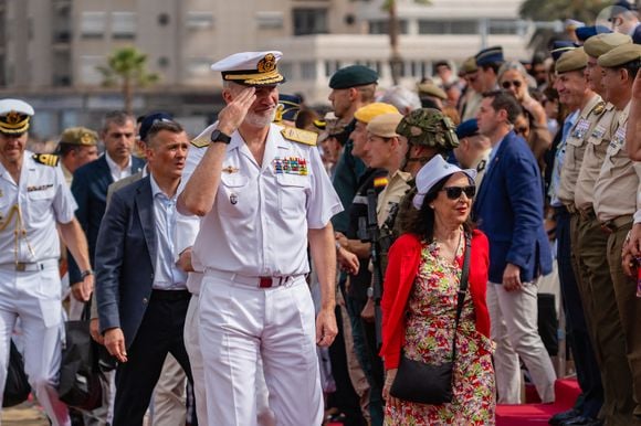 Le roi Felipe VI d'Espagne assiste à une démonstration dynamique dans le cadre des événements de la "Journée des forces armées 2025", à la plage d'Alcaravaneras,à Las Palmas de Gran Canaria le 6 juin 2025. Europa Press / Bestimage