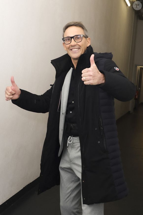 Exclusif - Julien Courbet, en backstage de l'émission " TPMP " La dernière sur C8, présentée par C.Hanouna et diffusée en direct sur C8, Paris, France, le 27 février 2025. © Jack Tribeca / Bestimage
