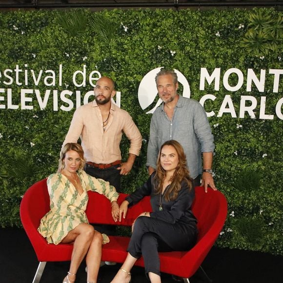 "Je me suis blessée au genou, donc j'ai été contrainte d'arrêter", a-t-elle confié à "Nous Deux".

Fabrice Deville, Mélanie Maudran, Emma Colberti et Moïse Santamaria au photocall de la série "Un si grand soleil" lors du 62ème Festival de Télévision de Monte-Carlo, à Monaco, le 17 juin 2023. © Denis Guignebourg/BestImage
