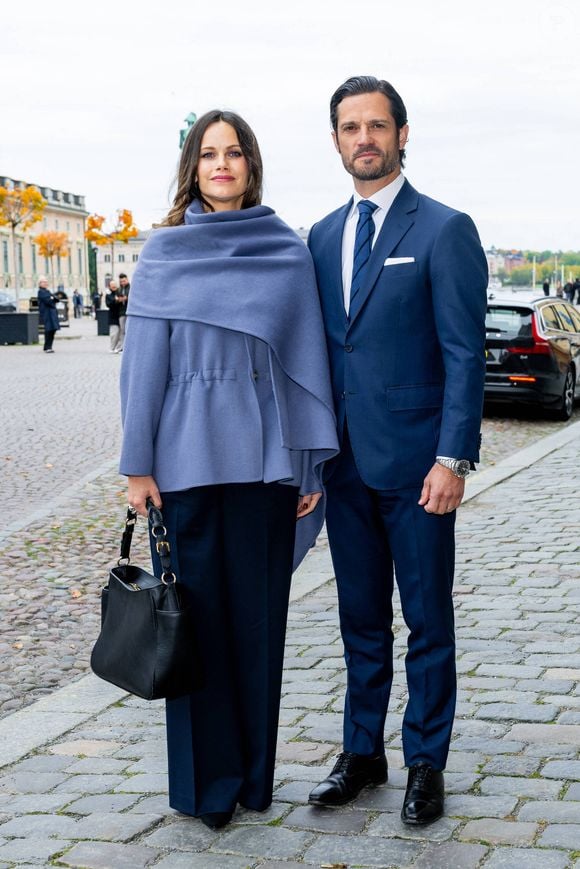 Pour le moment, le couple royal n'a pas dévoilé le prénom de la petite princesse qui semble avoir été très attendue par ses grands frères.

La princesse Sofia et le prince Carl Philip de Suède arrivée à une réunion du conseil d'administration de la fondation Prins Carl Philips och Prinsessan Sofias stiftelse à Stockholm, le 8 octobre 2024. 
© Dana Press / Bestimage