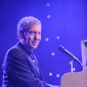 François Feldman se produit en direct lors de la tournée Dream Party 80 à l'Arena de Genève, Suisse, le 24 octobre 2009. Photo de Loona/ABACAPRESS.COM