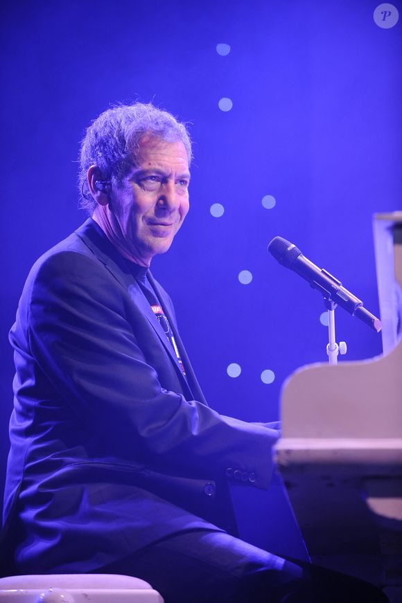 François Feldman se produit en direct lors de la tournée Dream Party 80 à l'Arena de Genève, Suisse, le 24 octobre 2009. Photo de Loona/ABACAPRESS.COM
