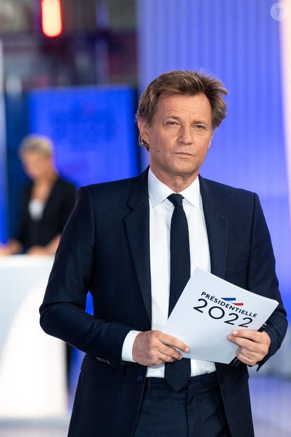 Les journalistes français Anne Sophie Lapix et Laurent Delahousse sur le plateau de l'émission spéciale sur les élections présidentielles de la télévision publique française France 2, à Paris, France le 24 avril 2022. Photo par Ammar Abd Rabbo/ABACAPRESS.COM
