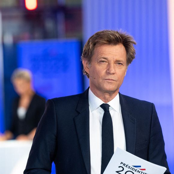 Les journalistes français Anne Sophie Lapix et Laurent Delahousse sur le plateau de l'émission spéciale sur les élections présidentielles de la télévision publique française France 2, à Paris, France le 24 avril 2022. Photo par Ammar Abd Rabbo/ABACAPRESS.COM