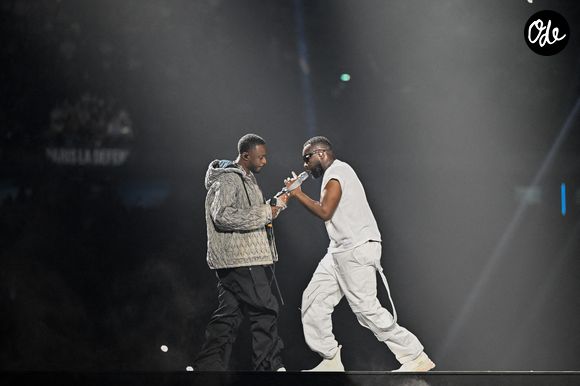 Gims et Dadju se produisent à la Défense Arena à Paris, en France, le 19 décembre 2025. Photo : Christophe Meng / ABACAPRESS.COM