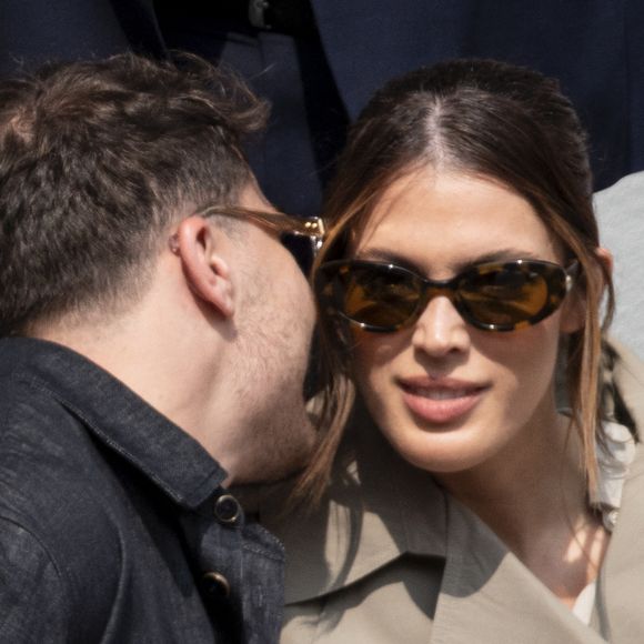 Antoine Dupont et Iris Mittenaere en tribunes lors de la finale messieurs des Internationaux de France de Tennis de Roland Garros 2025 (jour 15), à Paris, France, le 8 juin 2025. © Cyril Moreau/Bestimage