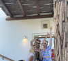 Les trois femmes ont aussi posé ensemble de manière complice, avant de sortir et attablé dans un restaurant estival au toit en paille ou en bambou.

Alexandra Lamy en vacances en Grèce avec sa fille Chloé Jouannet et sa soeur Audrey Lamy