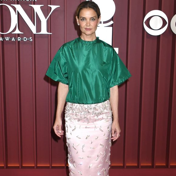 Katie Holmes à la soirée Radio City Music Hall lors des Tony Awards 2025 à New York le 8 juin 2025. Crédit photo : Backgrid USA / Bestimage