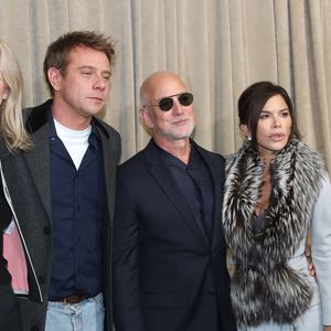 Delphine Arnault (Directrice générale de Dior), Jonathan Anderson (Dir. Artistique), Jeff Bezos et sa femme Lauren Sánchez posent à la suite du Défilé de Mode Christian Dior, Collection Haute Couture Printemps/Été 2026, dans le cadre de la Fashion Week de Paris, France, le 26 Janvier 2026.

© Bertrand Rindoff / Bestimage