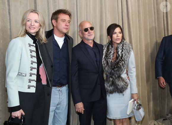 Delphine Arnault (Directrice générale de Dior), Jonathan Anderson (Dir. Artistique), Jeff Bezos et sa femme Lauren Sánchez posent à la suite du Défilé de Mode Christian Dior, Collection Haute Couture Printemps/Été 2026, dans le cadre de la Fashion Week de Paris, France, le 26 Janvier 2026.

© Bertrand Rindoff / Bestimage
