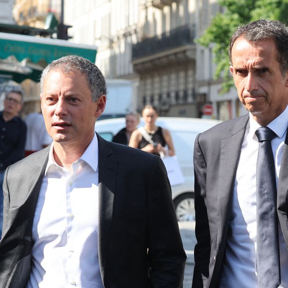 Marc-Olivier Fogiel, Alexandre Bompard - Arrivées aux obsèques de Philippe Labro en l'église de Saint-Germain-des-Prés à Paris le 13 juin 2025. © Dominique Jacovides - Christophe Clovis / Bestimage