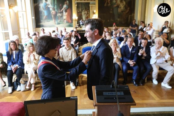 Exclusif - ⁠ Rachida Dati, ⁠Damien Nougarède - ⁠Damien Nougarède reçoit des mains de Rachida Dati les insignes de Chevalier dans l’ordre des Arts et Lettres, lors d’une cérémonie organisée dans la salle des mariages de la mairie du 7ème arrondissement à Paris le 15 juillet 2026. © Alain Guizard/Bestimage