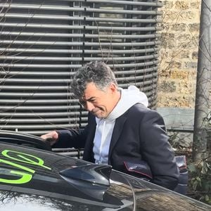 Stéphane Plaza en larmes à la sortie de son procès après avoir été reconnu coupable de "violences habituelles par concubin" et condamné à 12 mois de prison avec sursis, à Paris, France, le 18 février 2025.  © Florian Savina/Bestimage