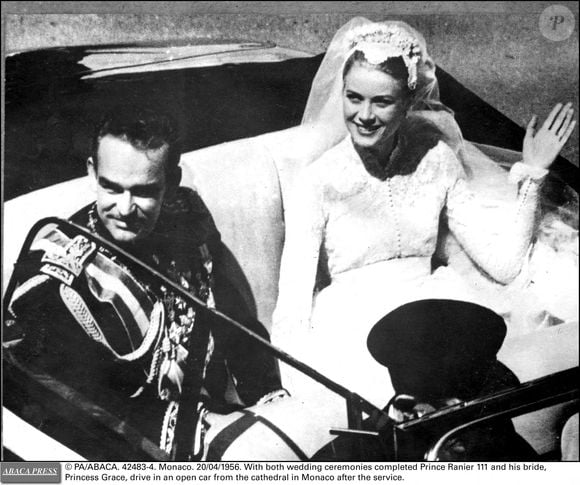 Le Prince Ranier III et sa fiancée, la Princesse Grace, quittent la cathédrale de Monaco dans une voiture décapotable après la cérémonie de mariage en 1956. PA Photos/ABACA