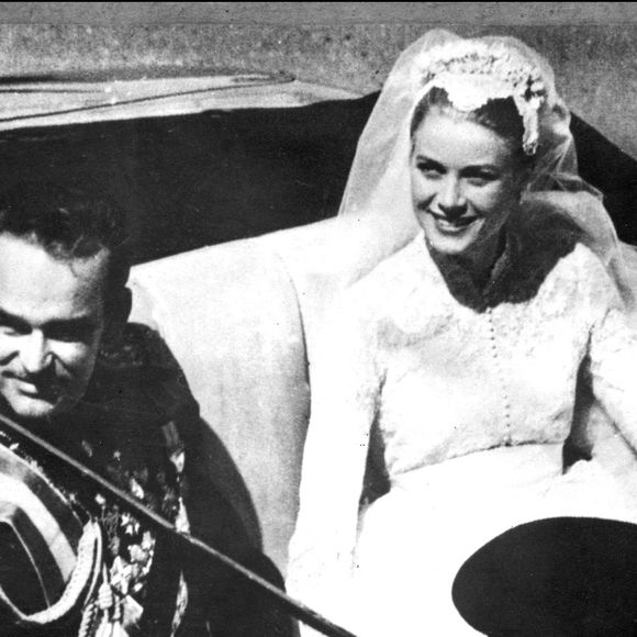 Le Prince Ranier III et sa fiancée, la Princesse Grace, quittent la cathédrale de Monaco dans une voiture décapotable après la cérémonie de mariage en 1956. PA Photos/ABACA