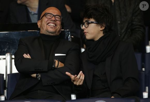 Pascal Obispo et son fils Sean lors du match Psg-Saint-Etienne Ligue 1 au Parc des Princes à Paris, le 25 octobre 2015. Agence/Bestimage