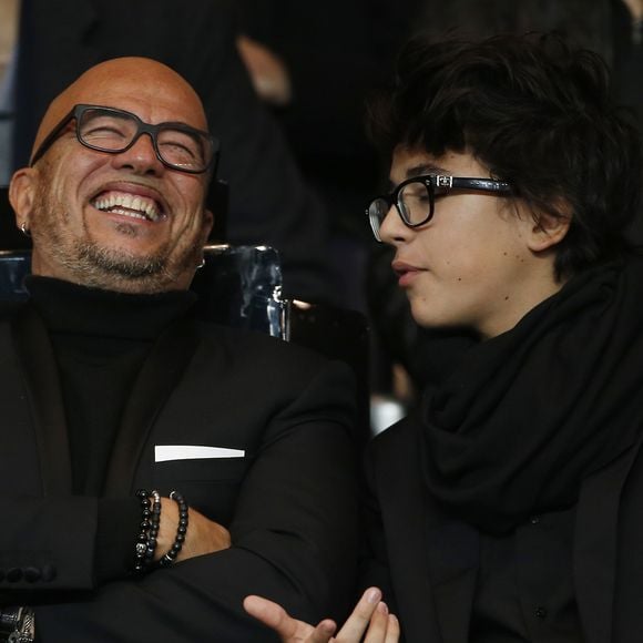 Pascal Obispo et son fils Sean lors du match Psg-Saint-Etienne Ligue 1 au Parc des Princes à Paris, le 25 octobre 2015. Agence/Bestimage