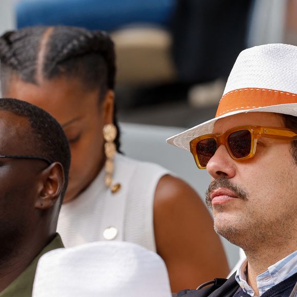 Laurent Lafitte et Omar Sy en tribunes lors des Internationaux de France de Tennis de Roland Garros 2025, à Paris, France, le 7 juin 2025. © Cyril Moreau/Bestimage