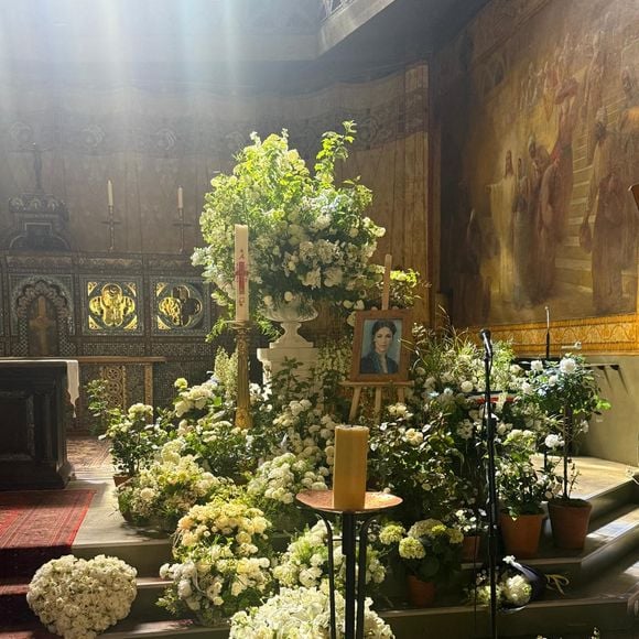 Arrivées aux obsèques de N.Farès en l'église Saint-Jean-de-Montmartre à Paris, le 24 avril 2026. N.Farès est décédée le 17 avril 2026 à l'âge de 57 ans, quelques jours après un "incident cardiaque" survenu le 12 avril 2026 dans la piscine du complexe sportif, Blanche (9ème).
© Jacovides / Borde / Bestimage